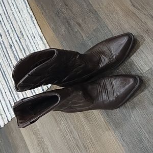 Brown cowboy boots with embroidery detail
